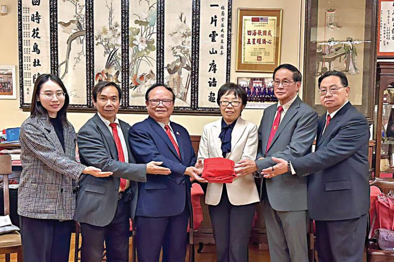 中領館副總領事曹軼彬主持監交，中華總會館總董盧炳坤、領事姚瑤的共同見證下，新任總理何偉明、書記陸潮基與滿任總理關信民順利交接，履新上任，正式視事。馬紅兵攝
