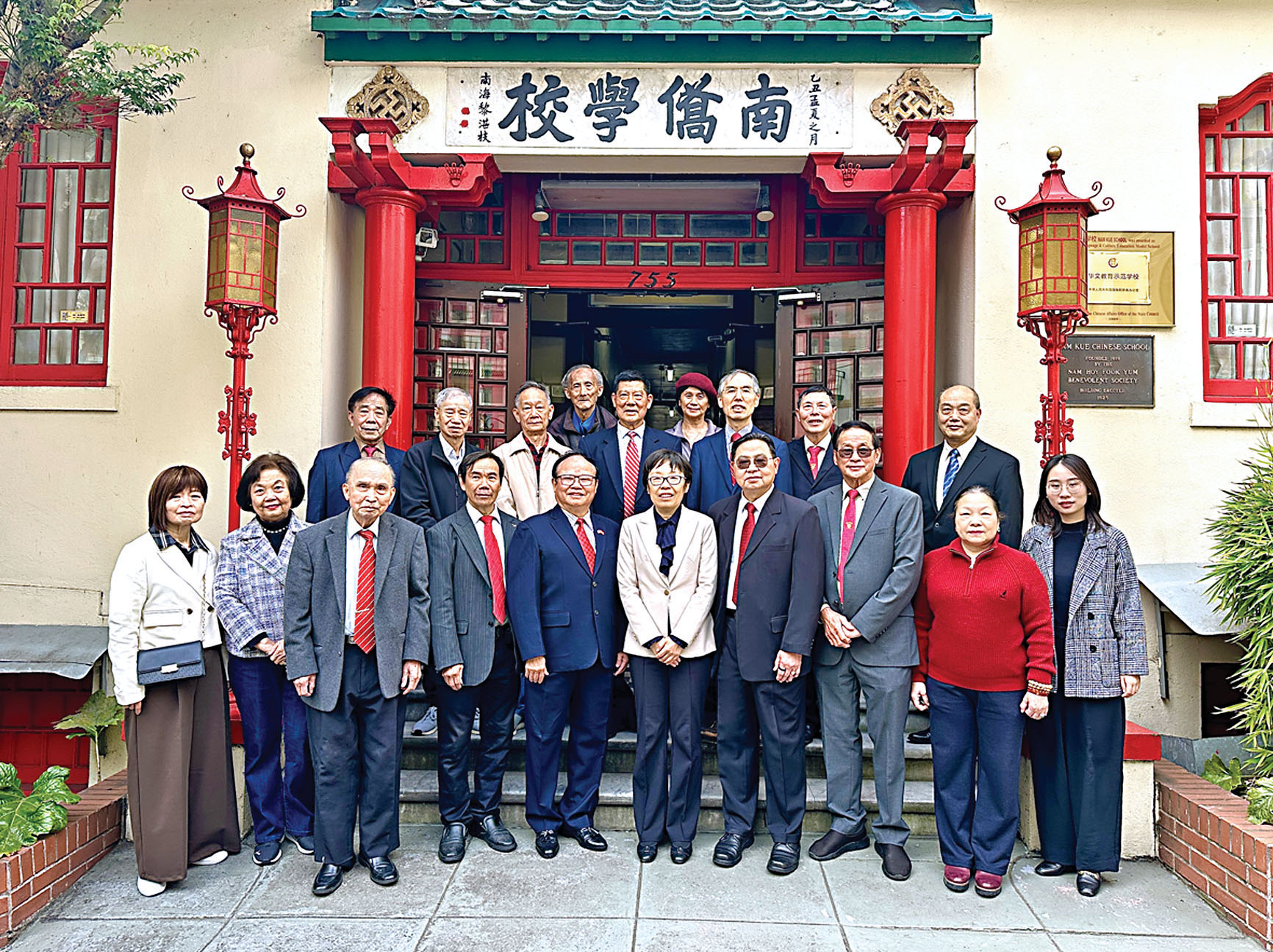 中領館副總領事曹軼彬、領事姚瑤與新任總理何偉明、書記陸潮基與滿任總理關信民及值理合影。馬紅兵攝