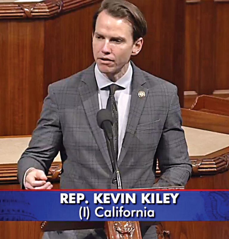 北加州聯邦參議員基尼以無黨籍競選連任，反對發行印有特朗普肖像的紀念金幣。國會會議直播截圖