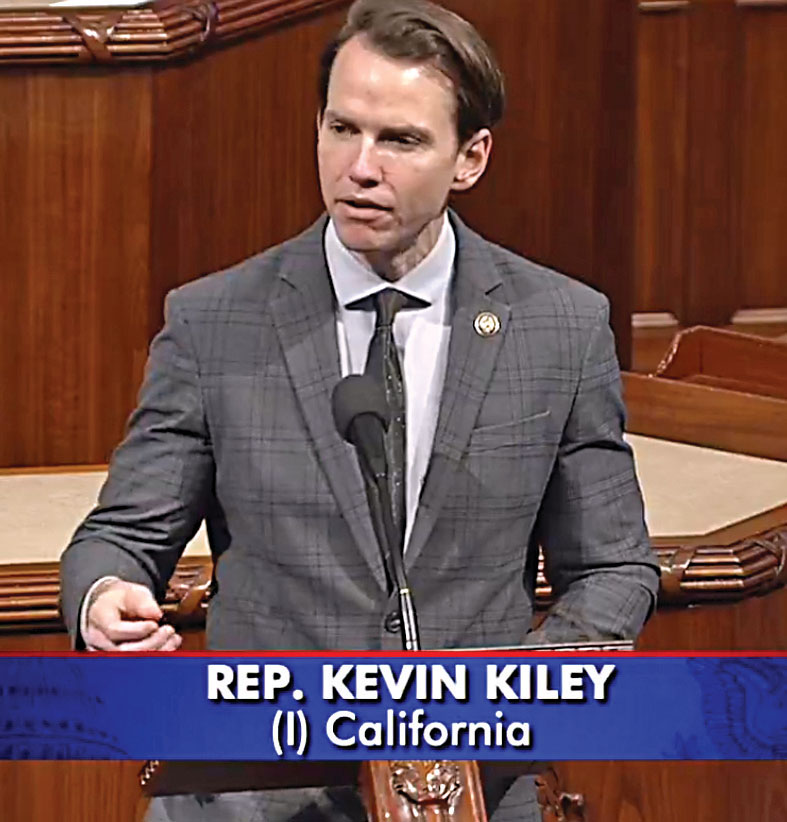 北加州聯邦參議員基尼以無黨籍競選連任，反對發行印有特朗普肖像的紀念金幣。國會會議直播截圖