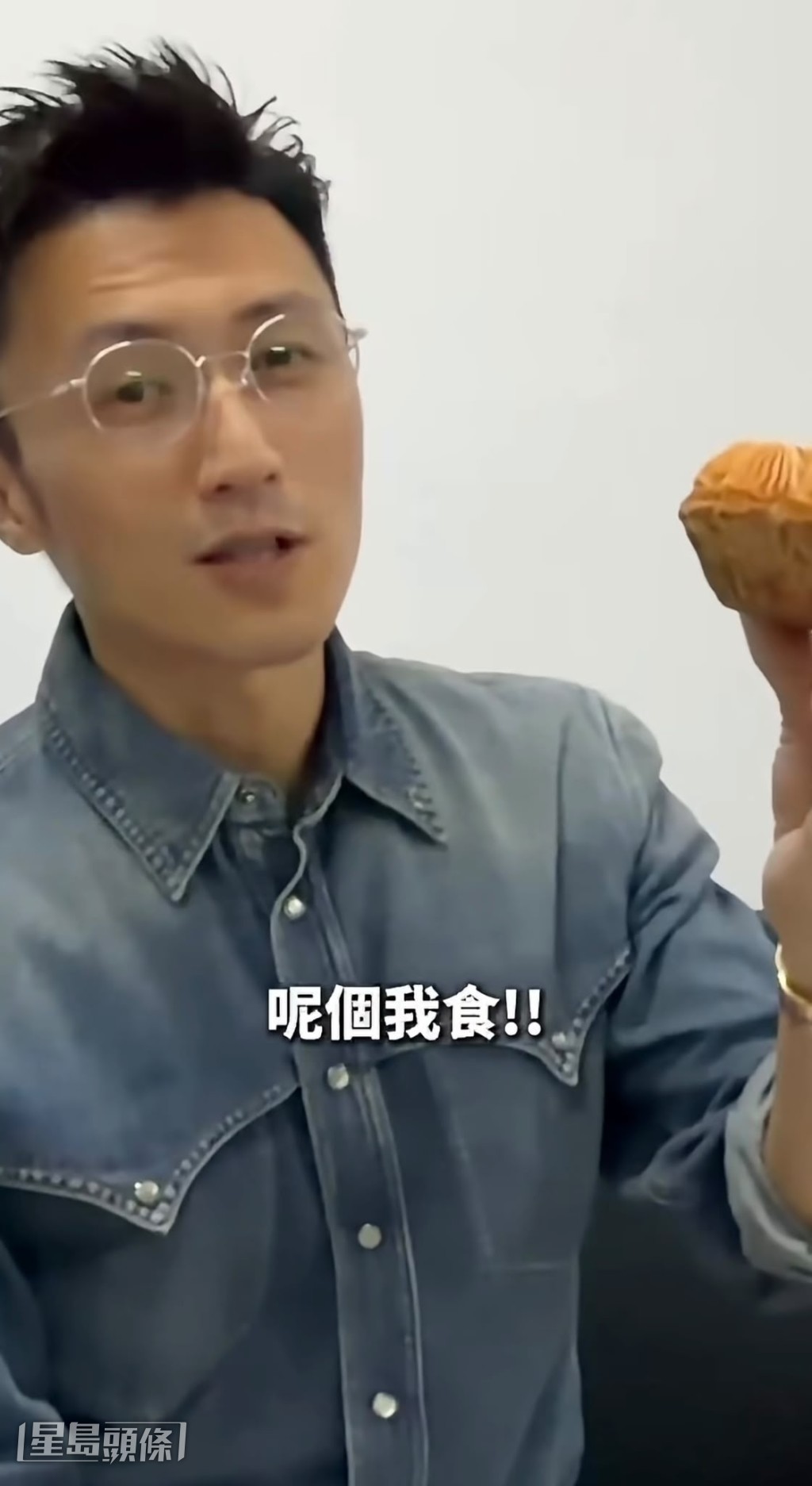 謝霆鋒笑言怕Eric Kwok話她們肥,所以幫她們先吃掉檸檬撻。