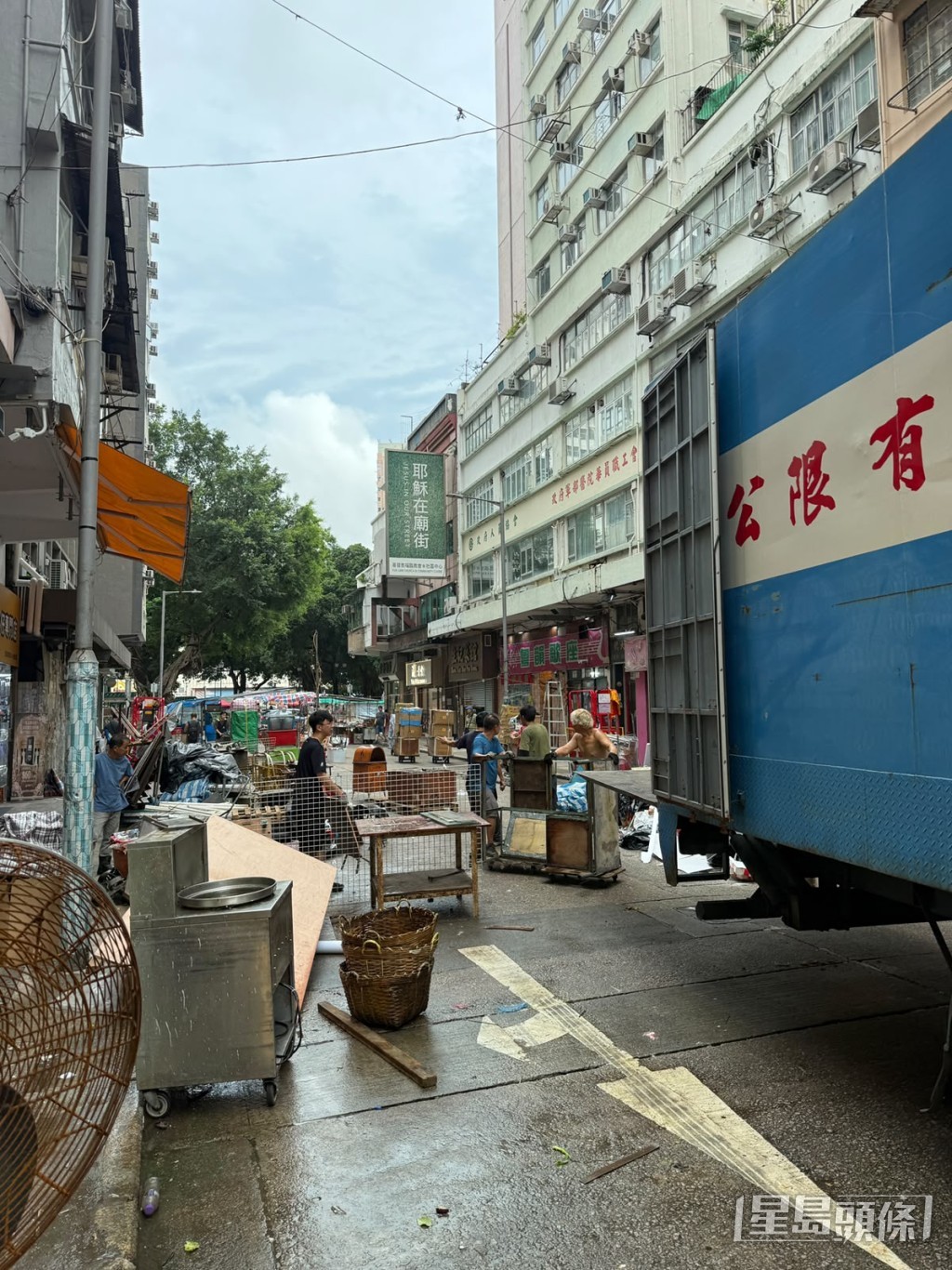工作人員正將拍攝用的道具逐一拆走。