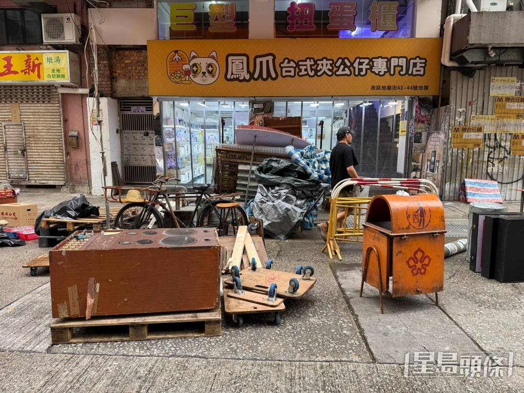 現場擺設的舊式橙色垃圾桶,充滿懷舊氛圍。