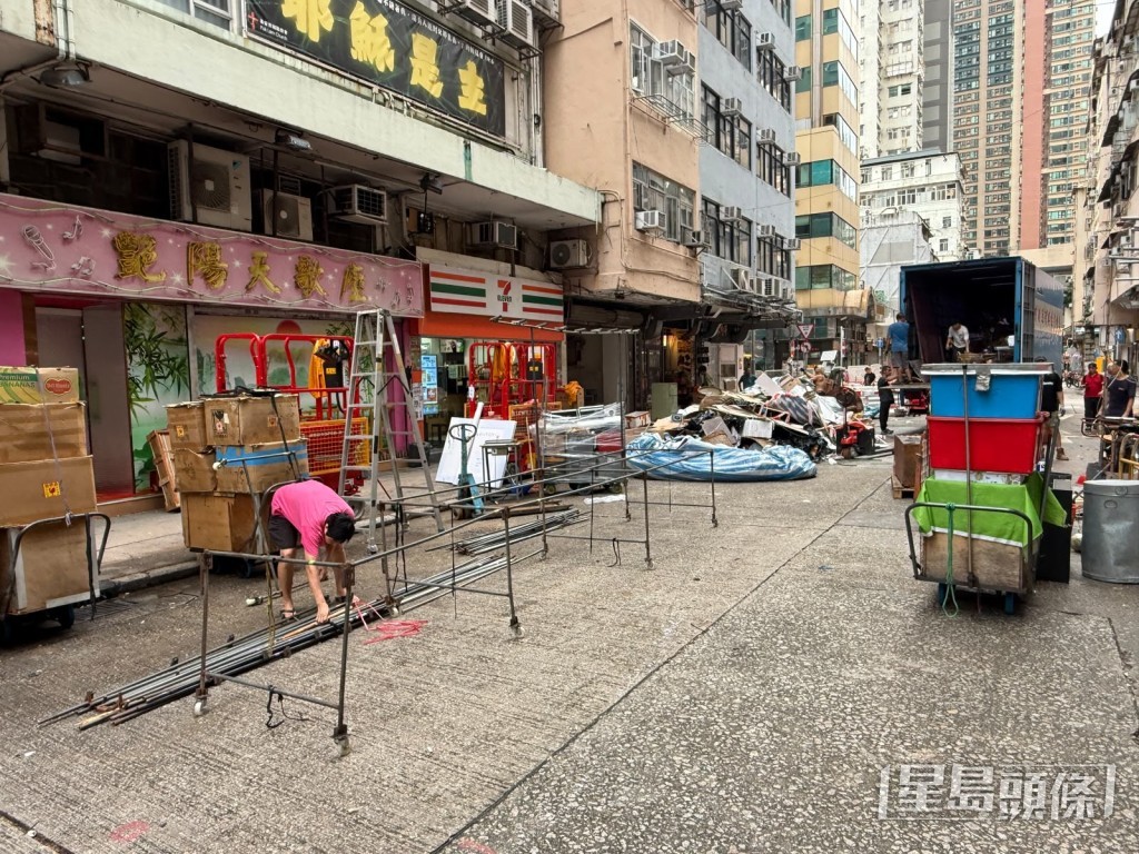 《九龍城寨之終章》劇組在廟街的外景拍攝,歷時三晚後煞科。