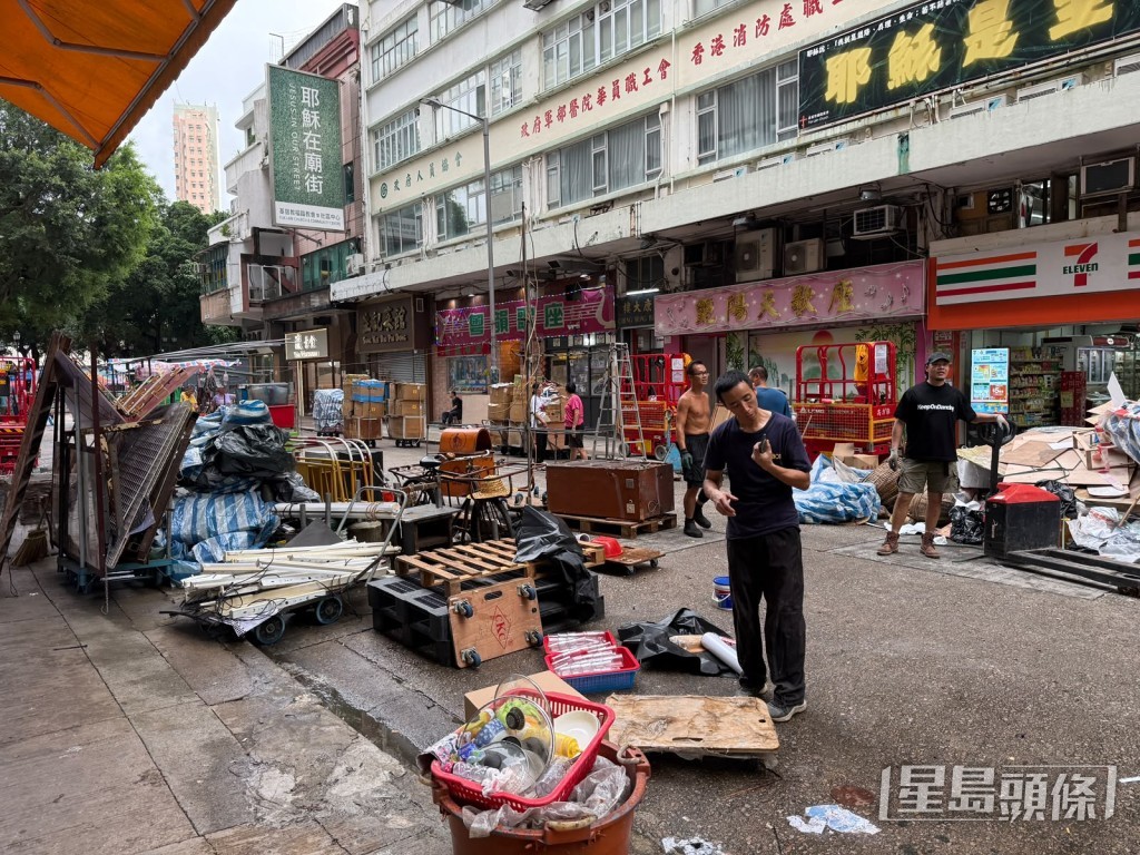 工作人員正忙於整理拍攝後的現場。