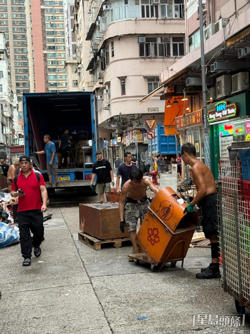 拍攝完畢,道具被陸續搬離廟街。