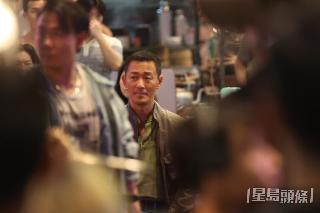主演林峯於晚上九時到達廟街參與拍攝。