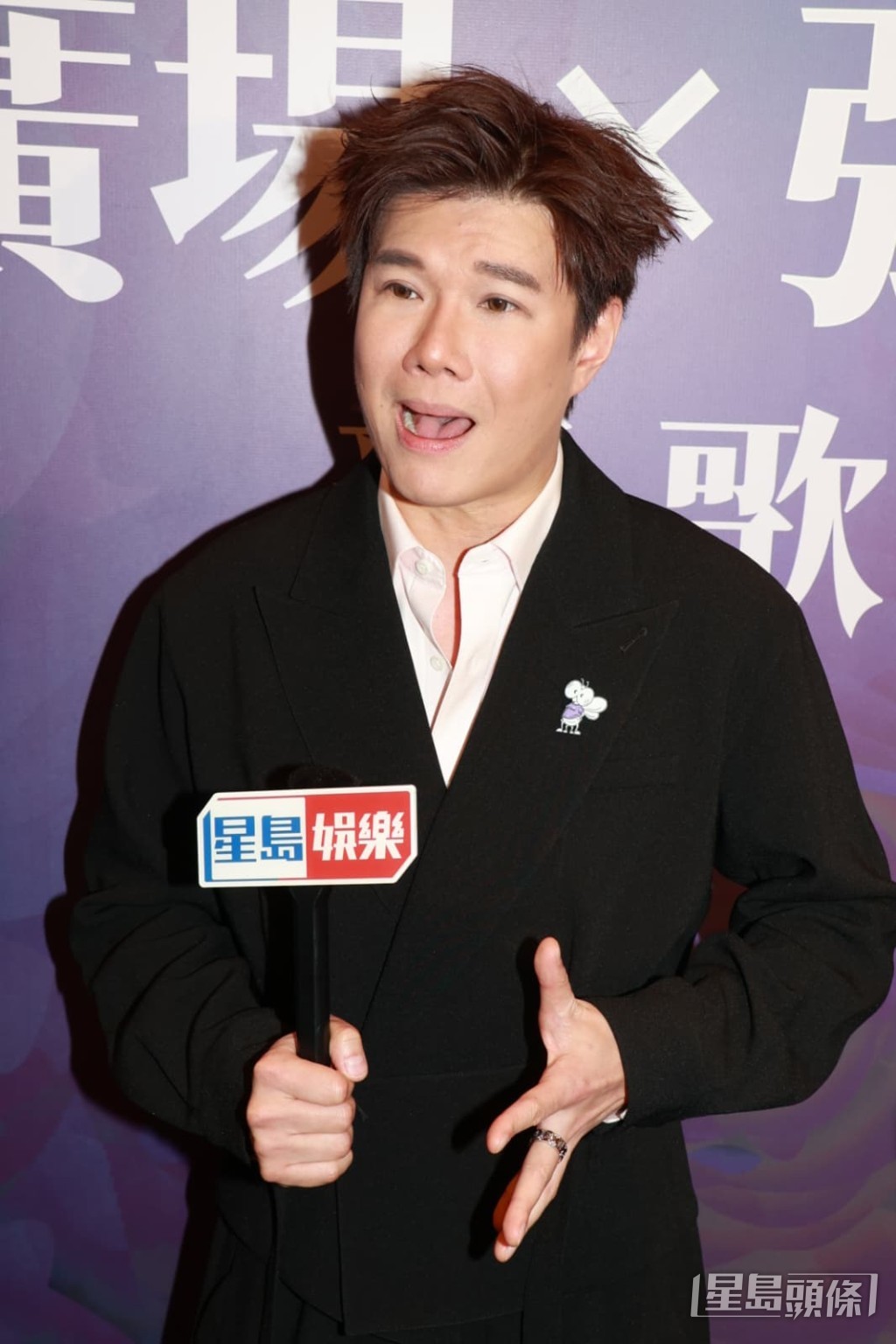 他透露秘訣是每晚睡前堅持做50至100次仰臥起坐。
