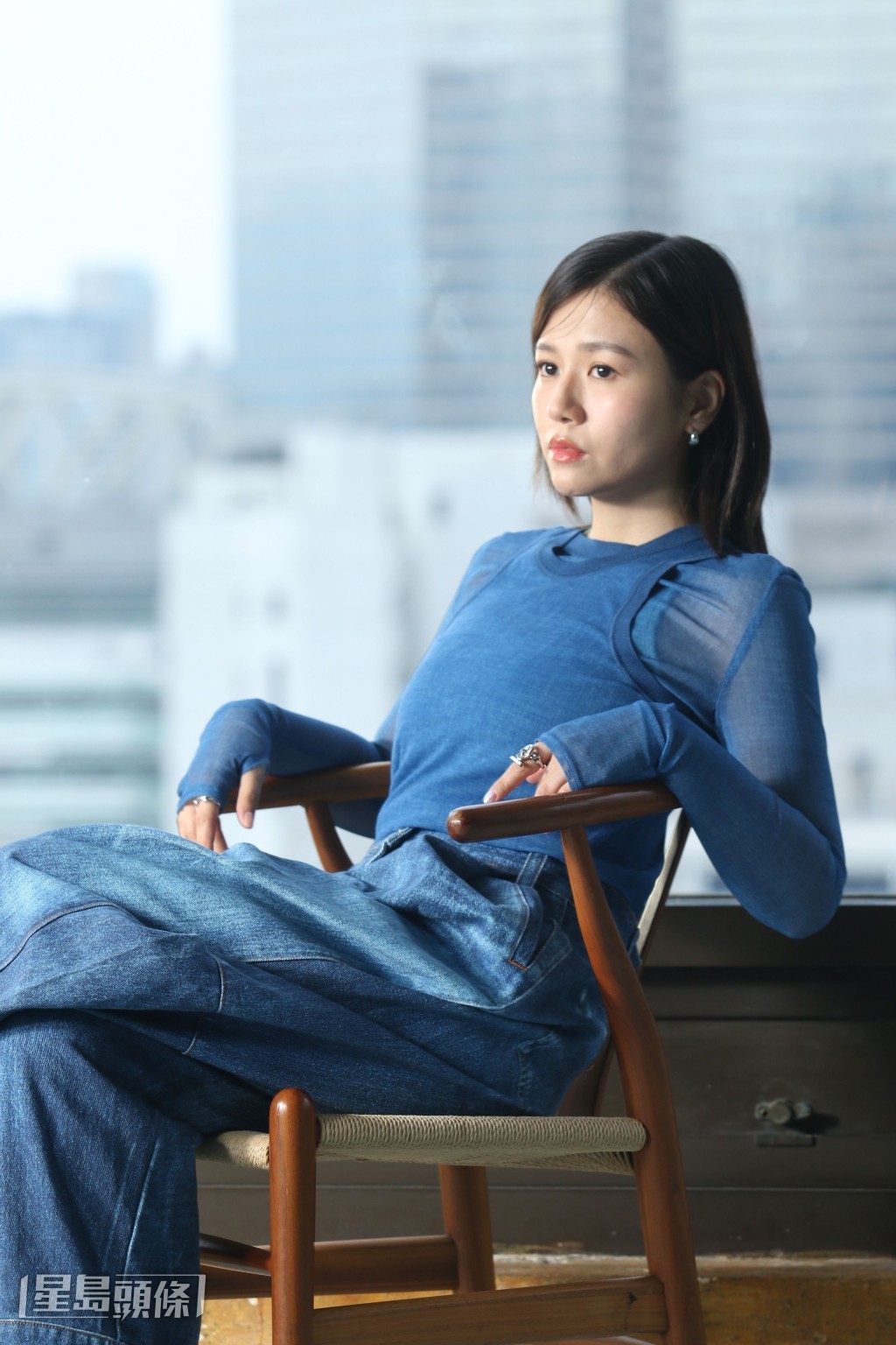 楊偲泳指凌文龍、陳湛文及林子傑屬學院派,分析劇本有系統,自己遇到不明之處便會請教他們。