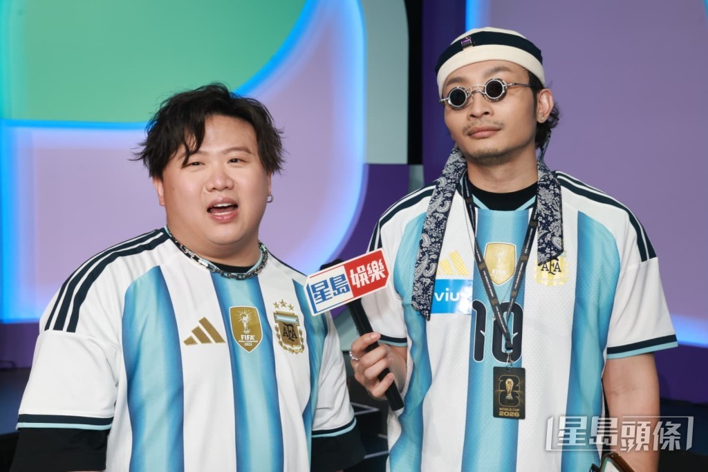兩人配合世界盃決賽,穿上阿根廷國家隊球衣亮相。