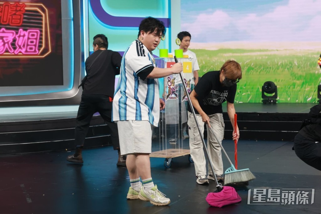 肥仔於廣告時段親自拖地,清理地上的蘋果汁。