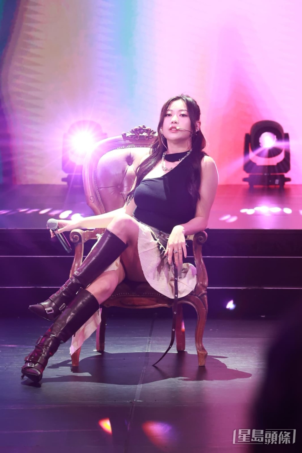性感女神Kylie C.身穿黑色緊身背心及短裙,在王座上大跳辣身舞。