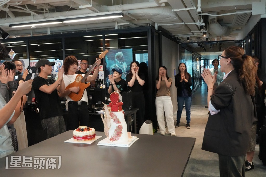 Mike拿着結他,與Dark合體自彈自唱生日歌。