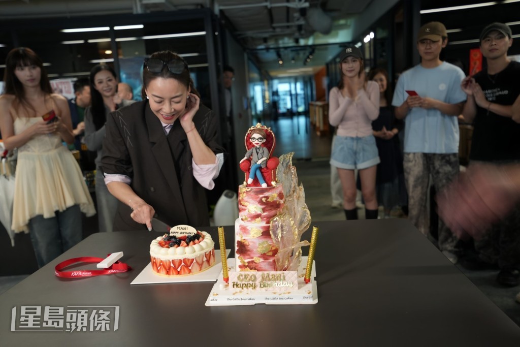 全公司大合唱,連英文、廣東話及國語三個版本都唱了一遍。