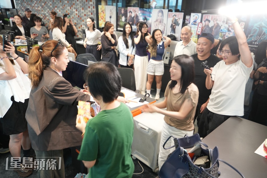 之後改為派實體利是,同事們都乖乖排隊等待。