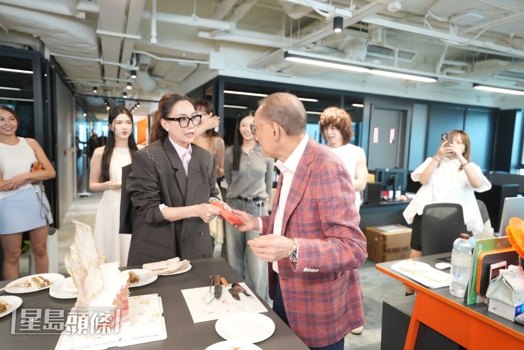 Mani突然問楊博士:「咦,你諗住俾利是我嗎?」全場即刻大笑兼拍手,向來有求必應的楊博士即時從褲袋拿出利是。