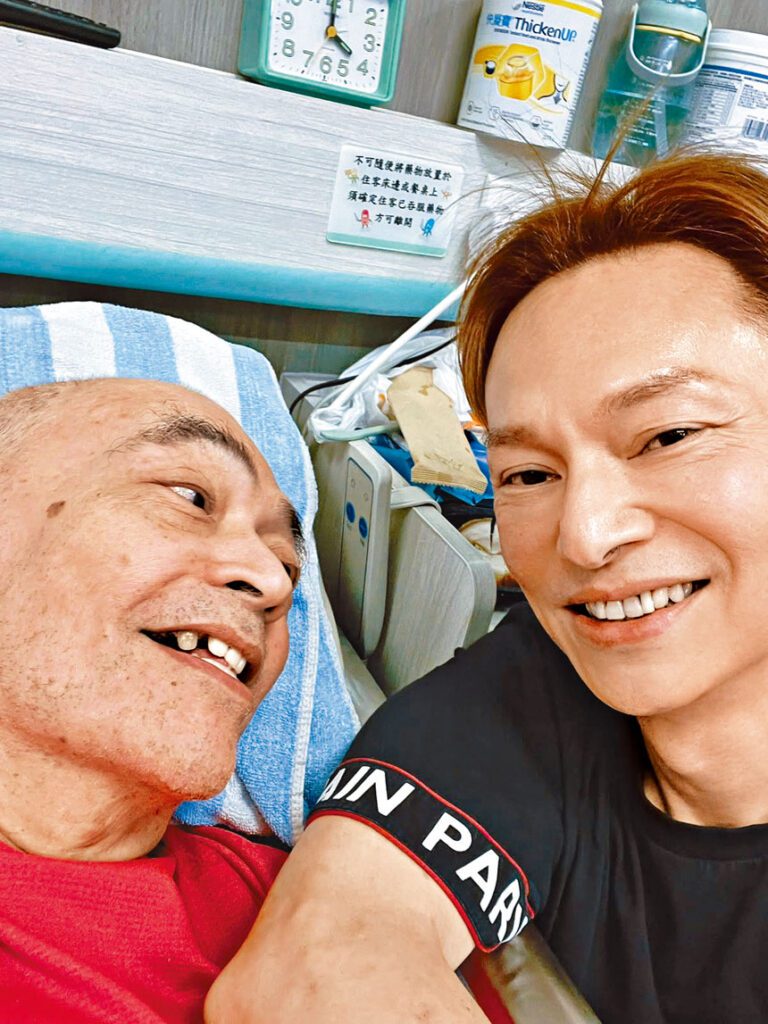 ■方俊日前到老人院探望張偉文，𠱁得老人家大笑。
