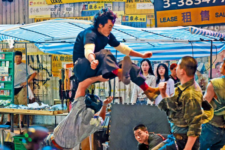 ■胡子彤飛踢落地一氣呵成，劇組亦做足安全措施。
