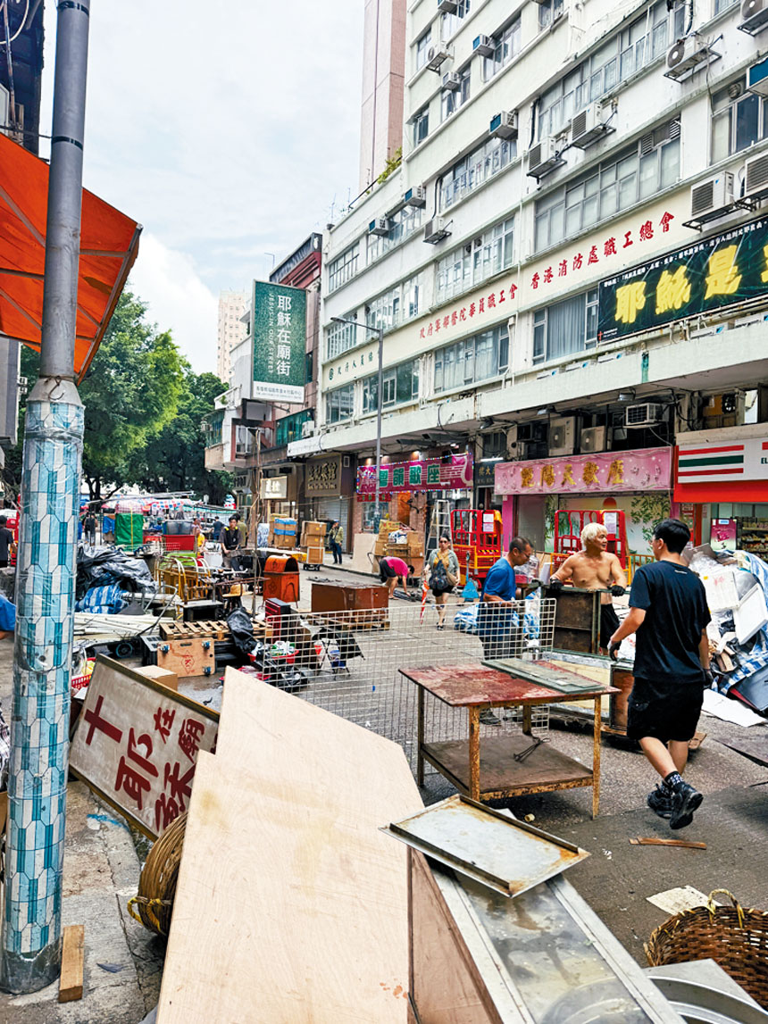 ■昨日劇組完成廟街戲份,火速清拆布景回復原貌。