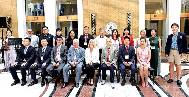 （前排左二起）李德、宋思亮、布雷迪參議員、菲爾德議員、甄雲龍、譚浩鏗、曹悅吉及亞美節組委會成員合影。 李強攝