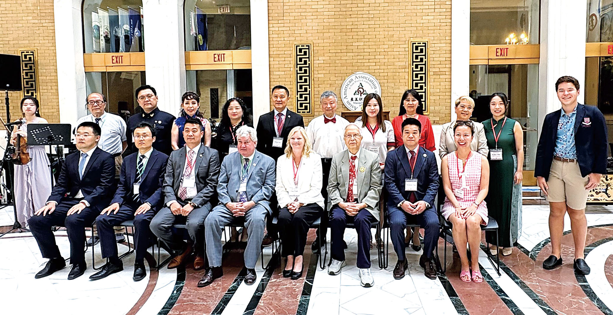 （前排左二起）李德、宋思亮、布雷迪參議員、菲爾德議員、甄雲龍、譚浩鏗、曹悅吉及亞美節組委會成員合影。 李強攝