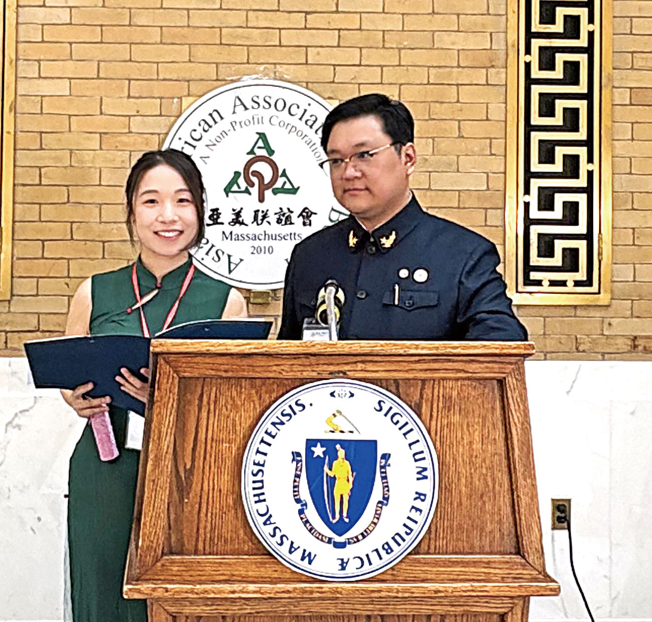 （左起）新聞發布會主持人朱小姐、甘渴為。