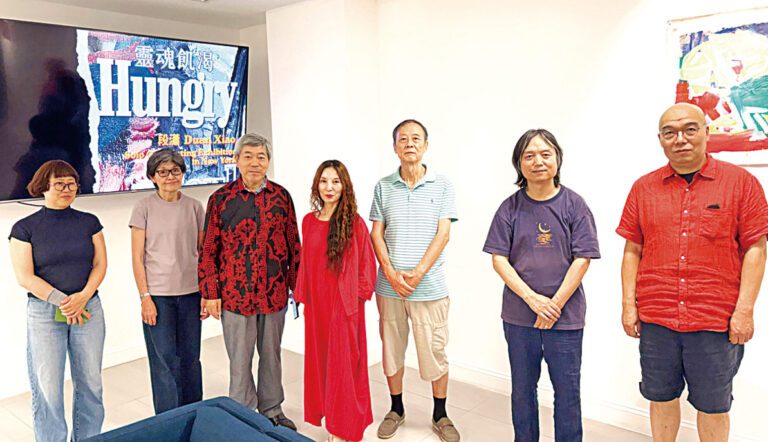 來自中國四川省的女畫家段瀟(左四)在法拉盛舉辦藝術主題「靈魂飢渴」畫展。