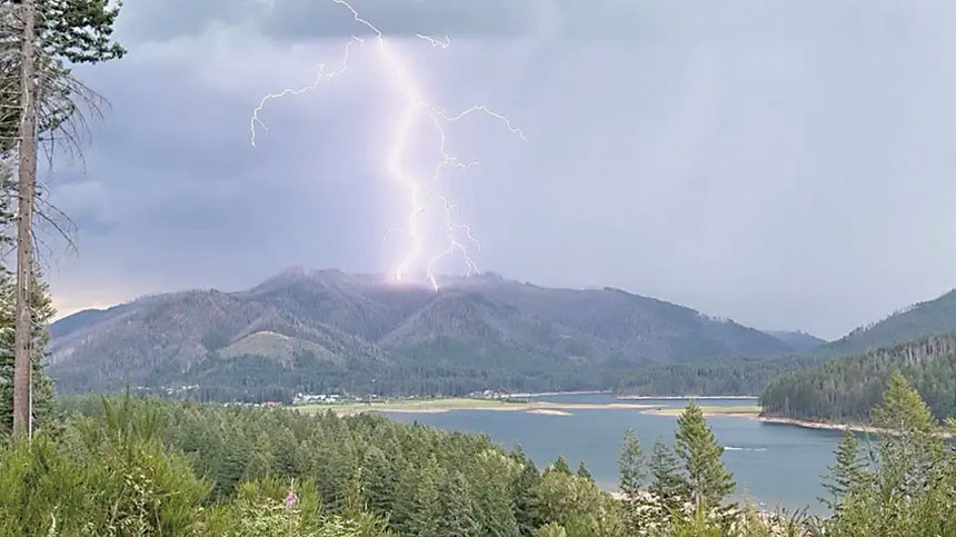 俄勒岡州中部底特律湖附近一座山峰周三遭雷電擊中。Willamette National Forest