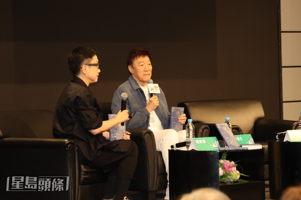 陳欣健與劉天蘭在台上分享出版新書的感受。