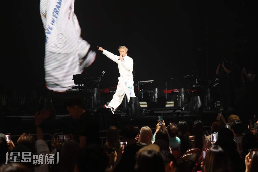身穿白衣的Jason在演唱會正式開始前驚喜現身舞台。