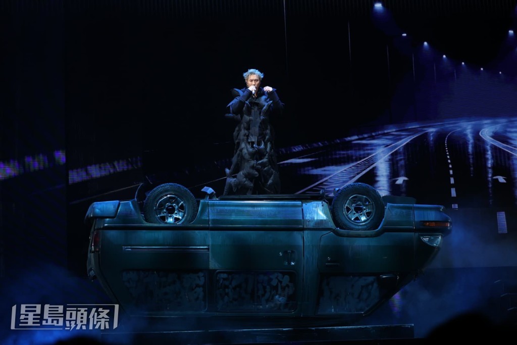 微電影尾聲，演員在車廂爭執導致撞車，此場景延伸至紅館舞台。