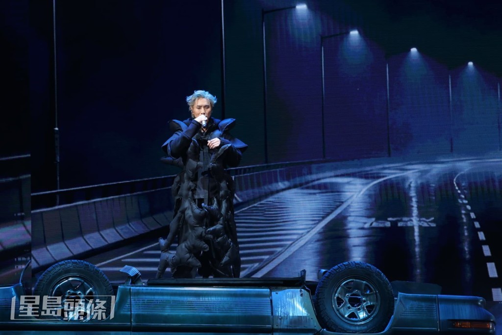 Jason站在舞台上一輛「失事」的汽車頂部，演唱歌曲《命盡頭》。