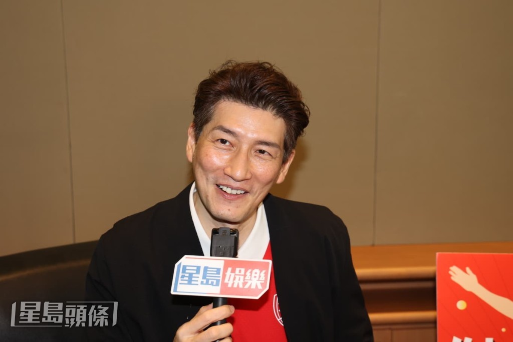 問到若TVB購入外國球賽播映權會否轉任足球評述員,袁文傑表示不會完全轉職,因自己鍾意演戲。