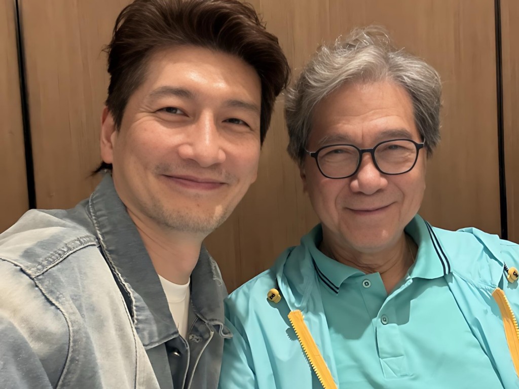 袁文傑曾分享與何守信飯聚的合照，相中的何守信一頭白髮，但神情精靈。