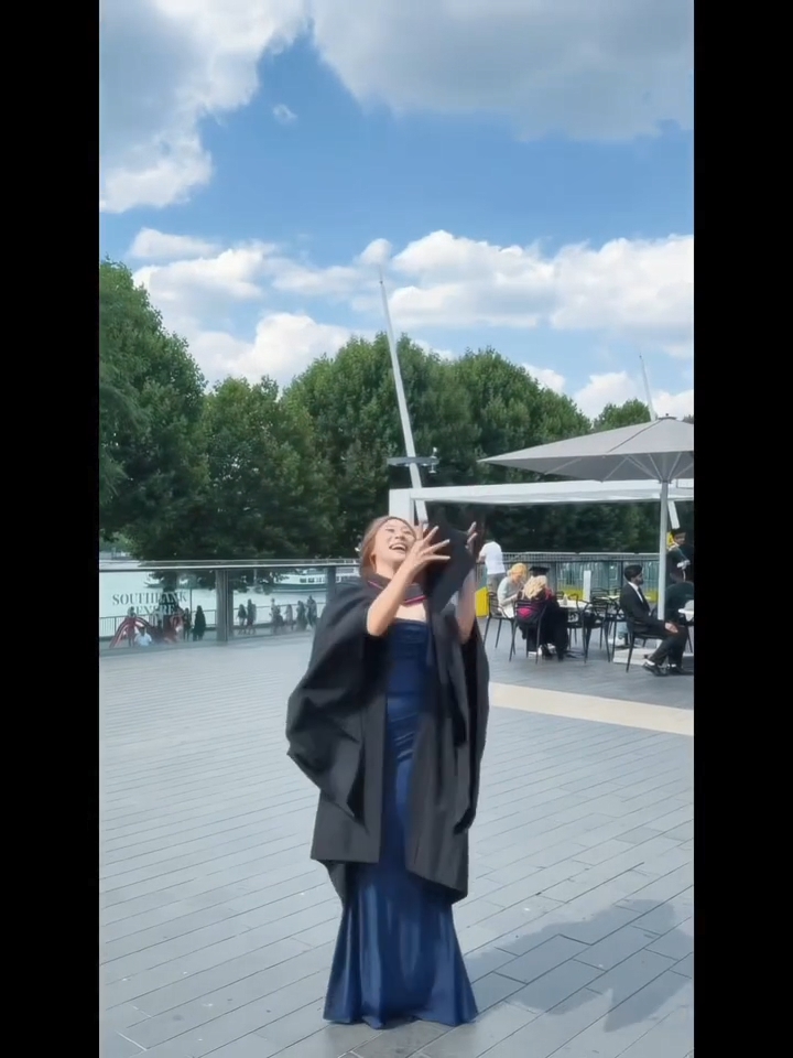 戶外拋四方帽的場面，充滿畢業喜悅。