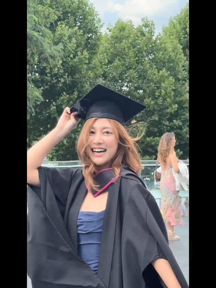 張卓姿入讀倫敦藝術大學倫敦傳媒學院，修讀電影與電視。