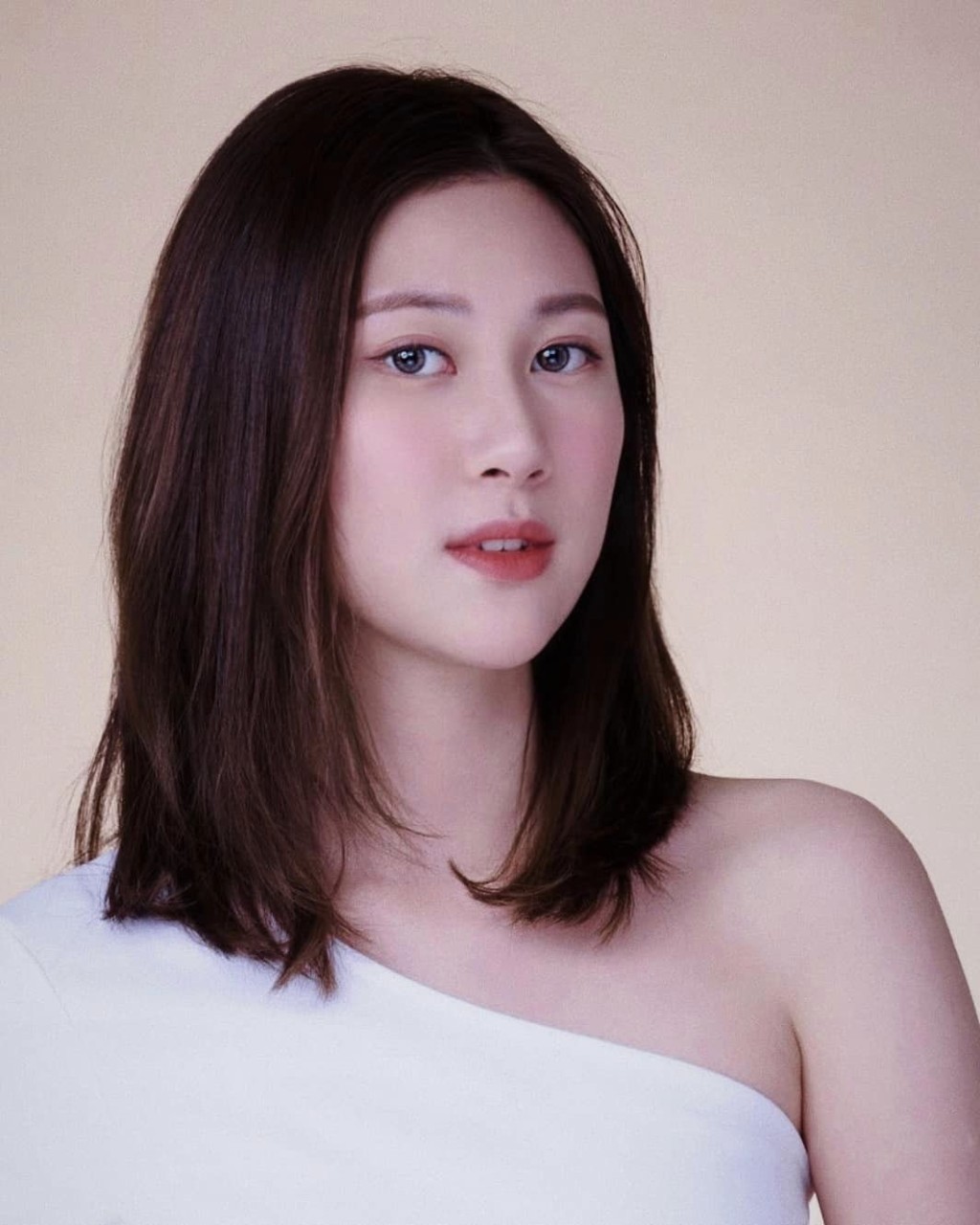 某個角度的氣質與鍾嘉欣相似。