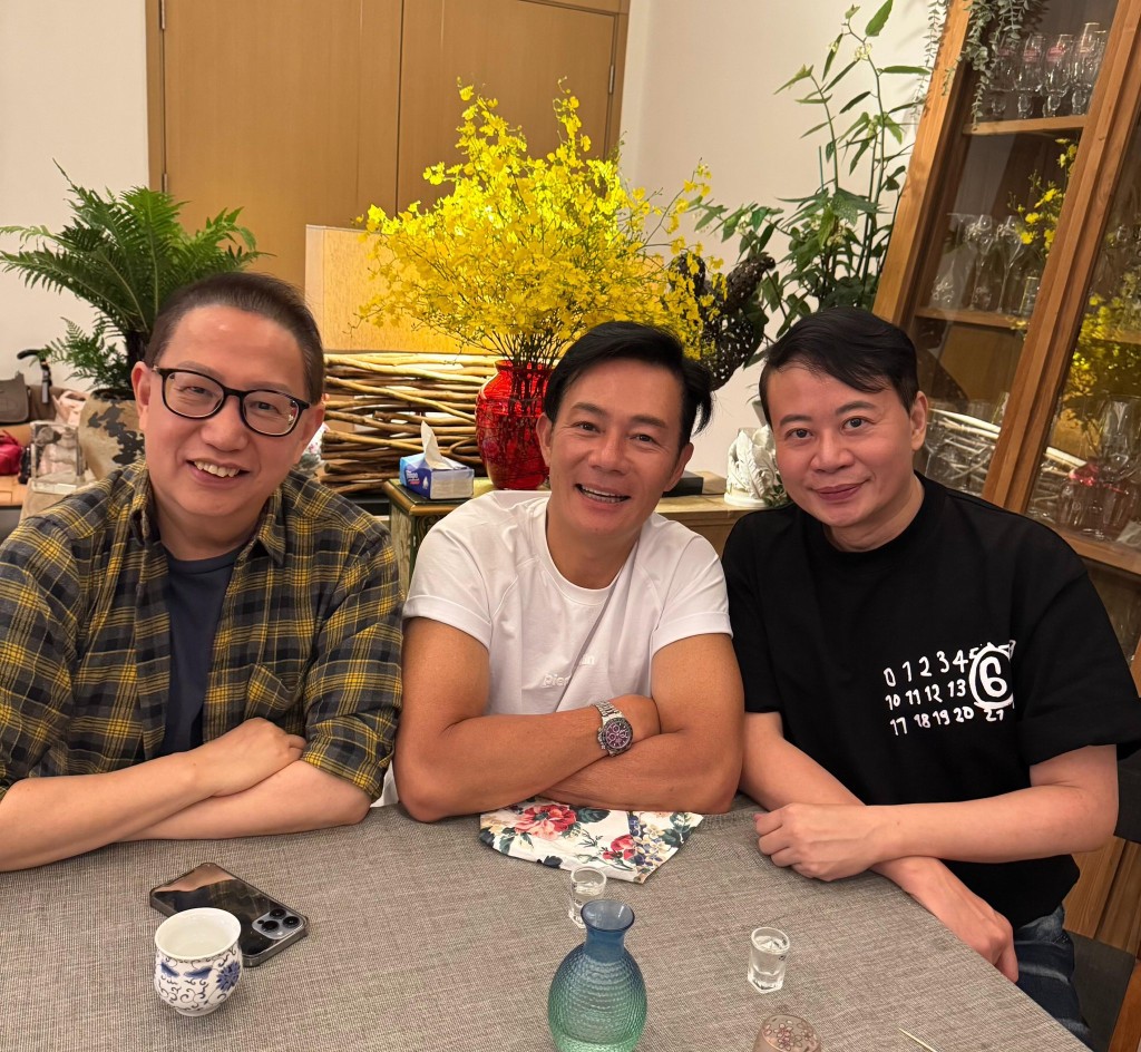 張兆輝的複式豪宅內擺放了許多花卉。