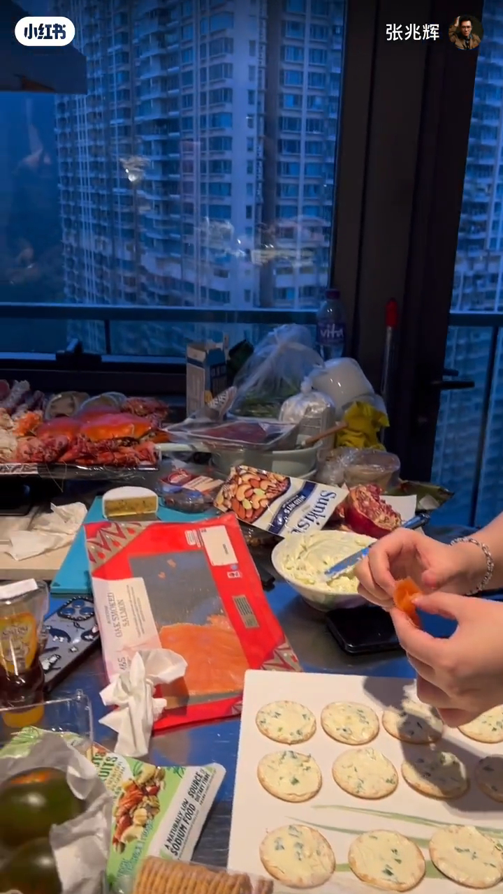 張兆輝家的廚房非常寬闊。