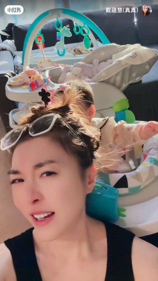 戴蘊慧被孫女拉扯頭髮,場面十分有趣。