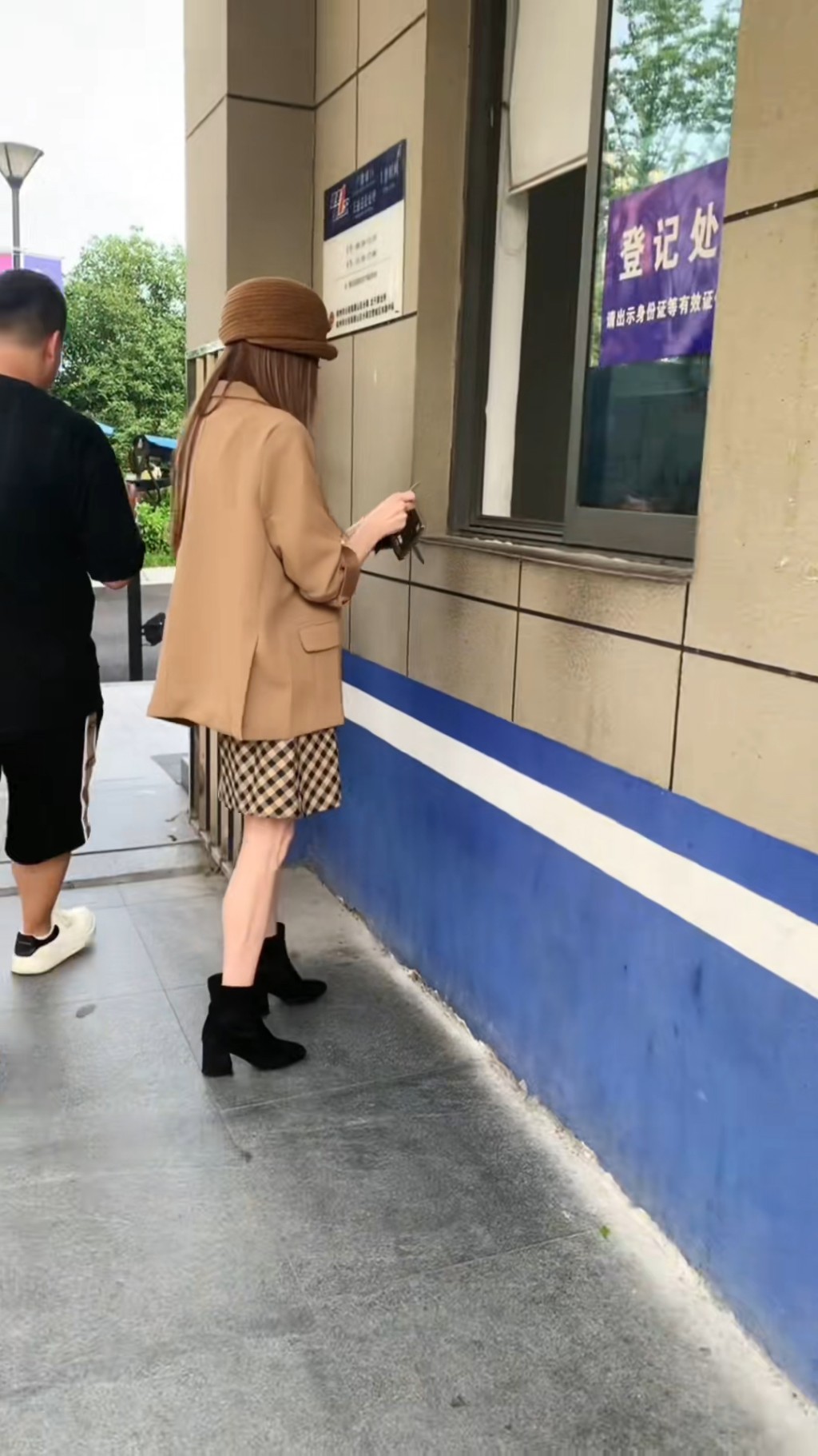 她親自到派出所辦理申請證件手續。