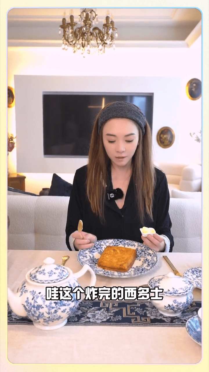 長沙發後方是飯廳,這也是她生活短片裡經常出現的背景。