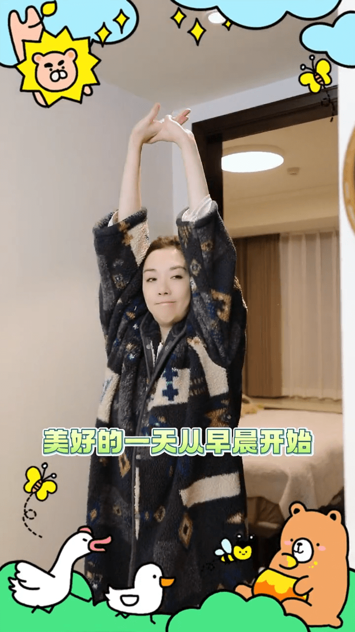 身後是睡房區域。