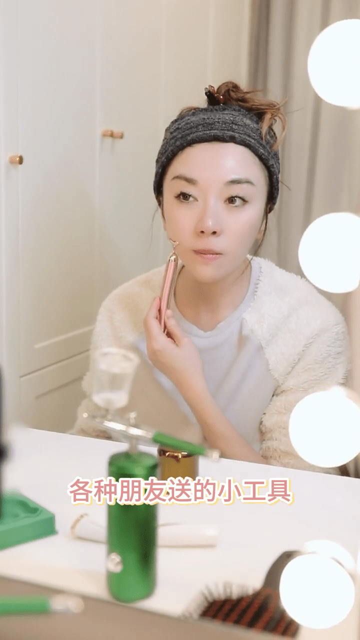 在睡房的化妝枱前進行保養程序。