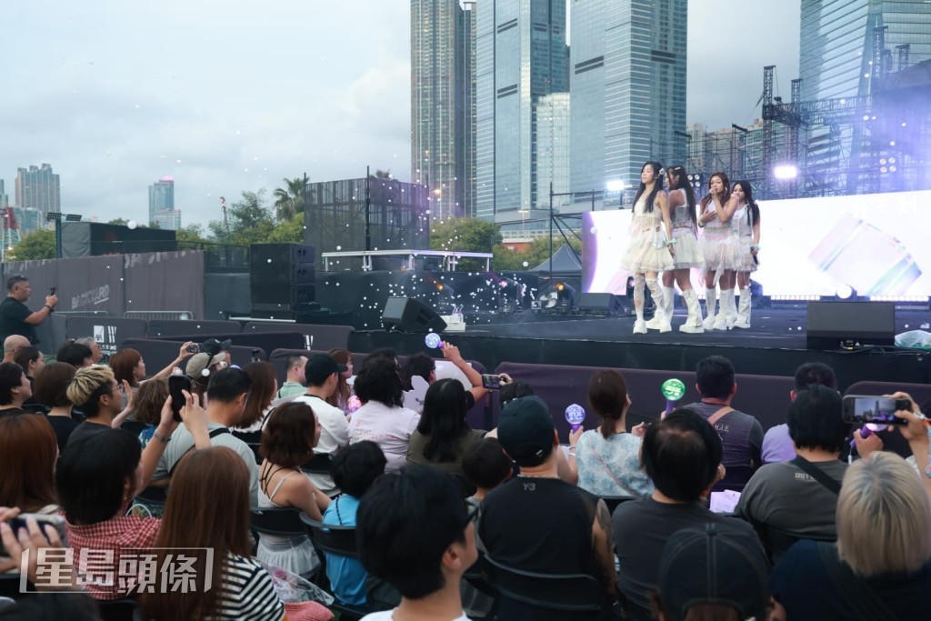 約二百名樂迷到場支持XiX的暫別演唱會。