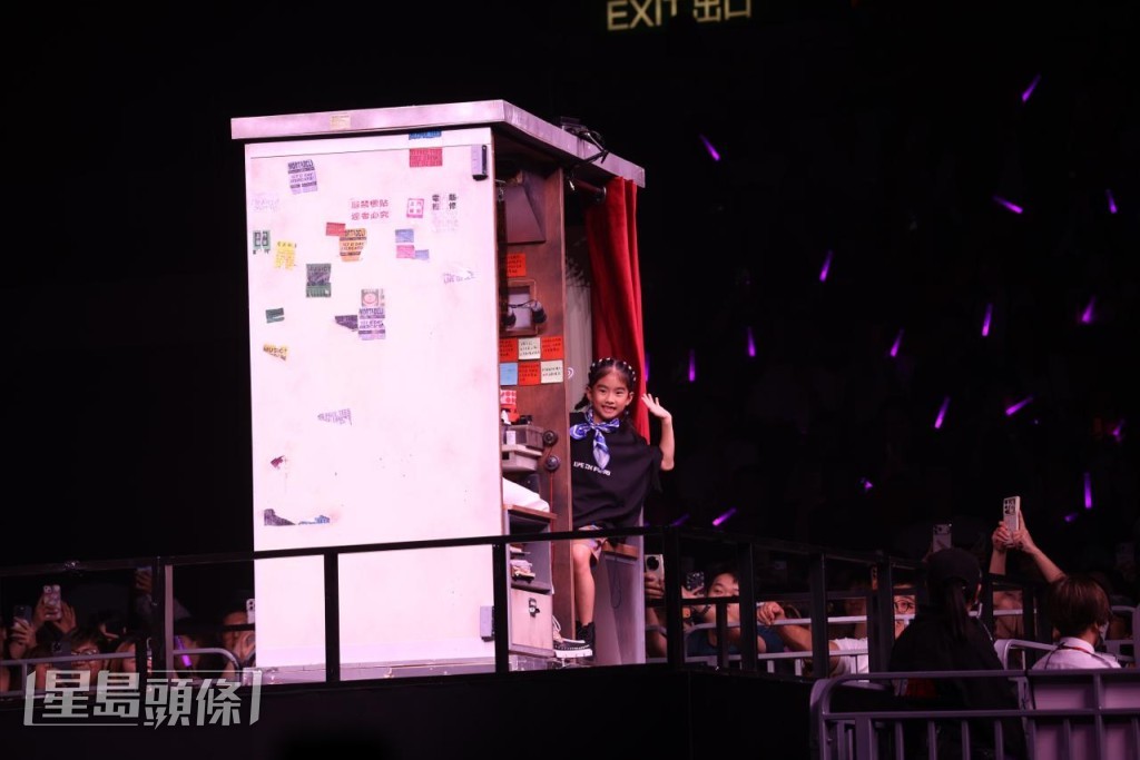 一家四口同台的溫馨畫面。