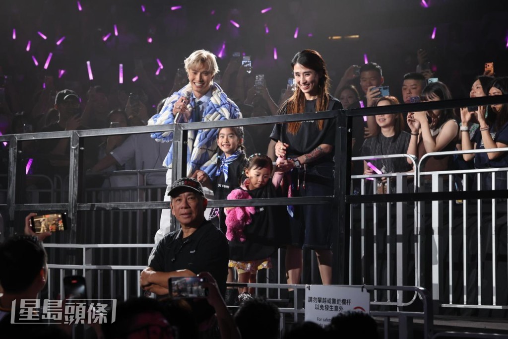 他隨後與太太及女兒走到舞台另一邊繼續演唱。