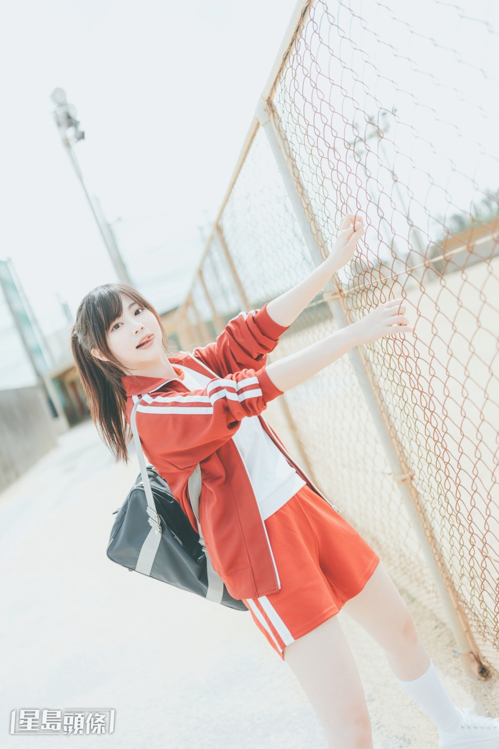 Miu穿上日系運動服於棒球場拍攝,展現熱血陽光的一面。