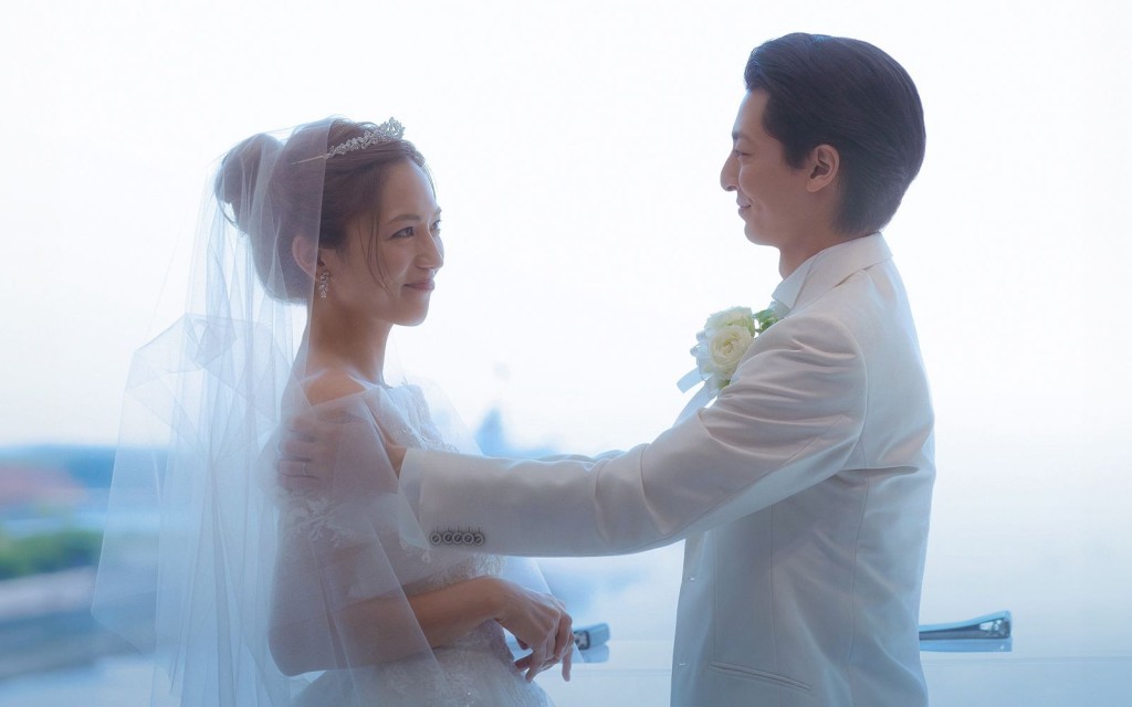 川口春奈與高杉真宙合演的新電影將於10月上映,片中她有披上嫁衣的畫面。