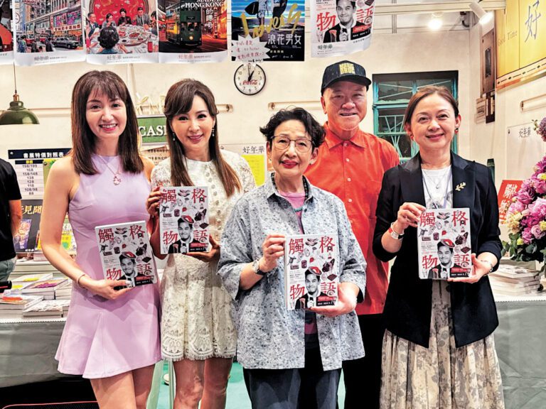 （右起）鄭啟泰胞妹鄭啟晞、堂哥鄭恕峰、馮素波、羅霖及可宜齊現身書展。